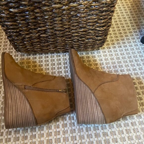 Lucky Brand Camel Brown Suede Wedge Zanta Bootie Boot Womens Sz 9.5 - Picture 6 of 9